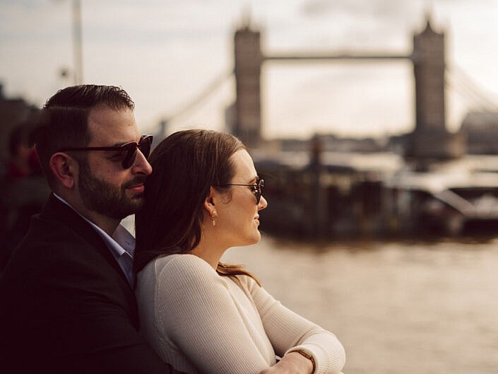 london engagement shoot, tower bridge london, authentic engagement shoot, michelle wood photographer