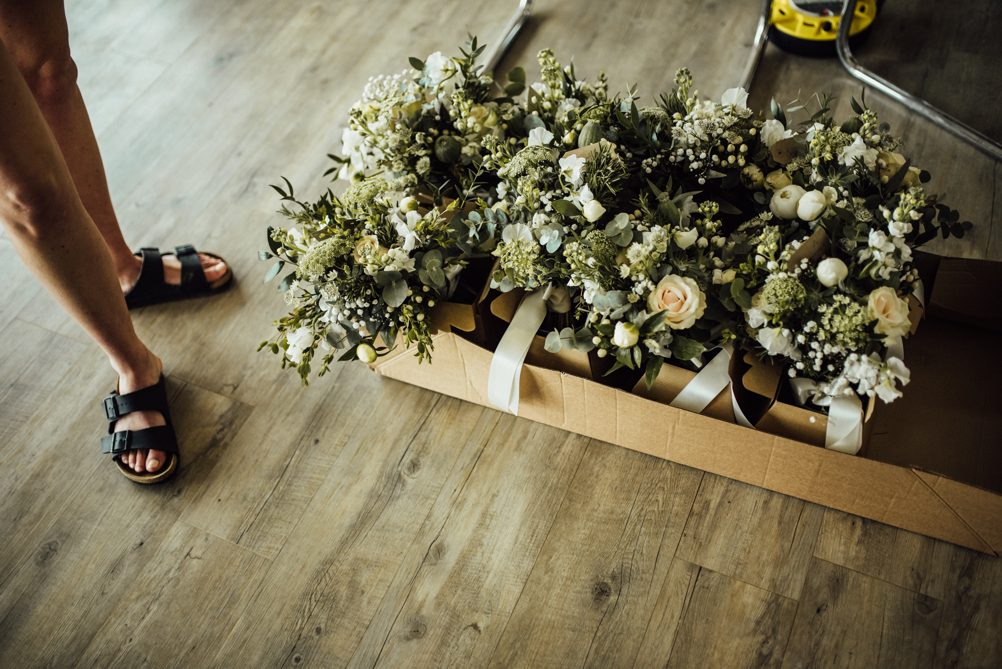 wedding floristry, ceremony flowers, white wedding flowers, Stratton court barn wedding photographer