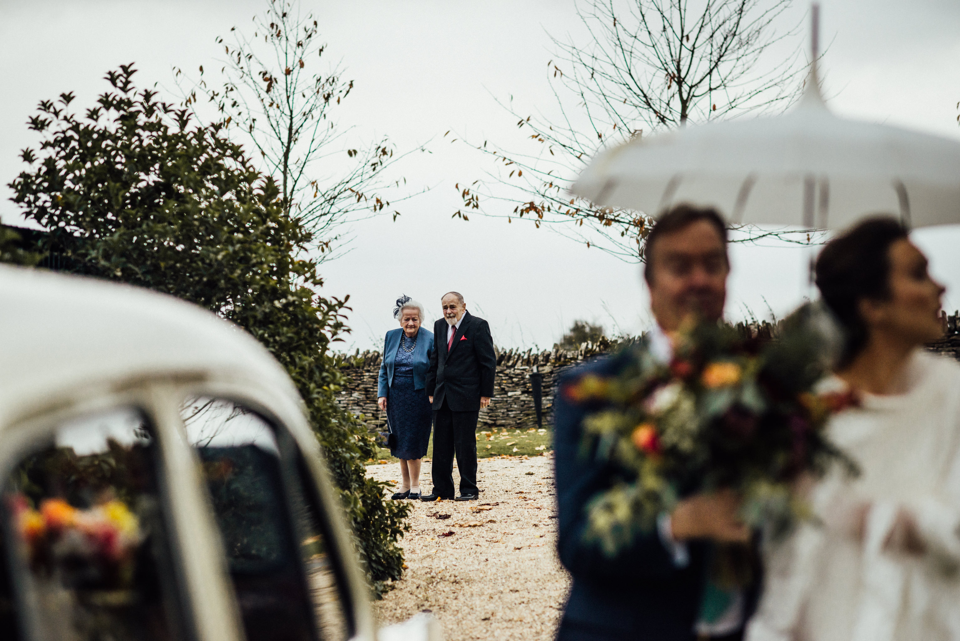 autumn wedding stone barn, oxfordshire wedding, cotswolds wedding, michelle wood photographer, candid wedding photography, documentary wedding photography