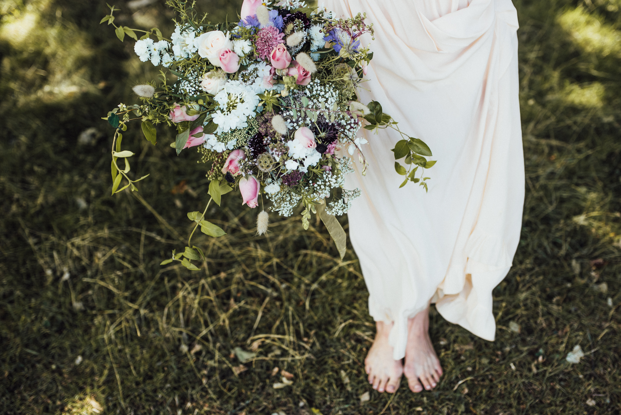 woodland wedding, rainy wedding, outdoor wedding ceremony, barefoot bride