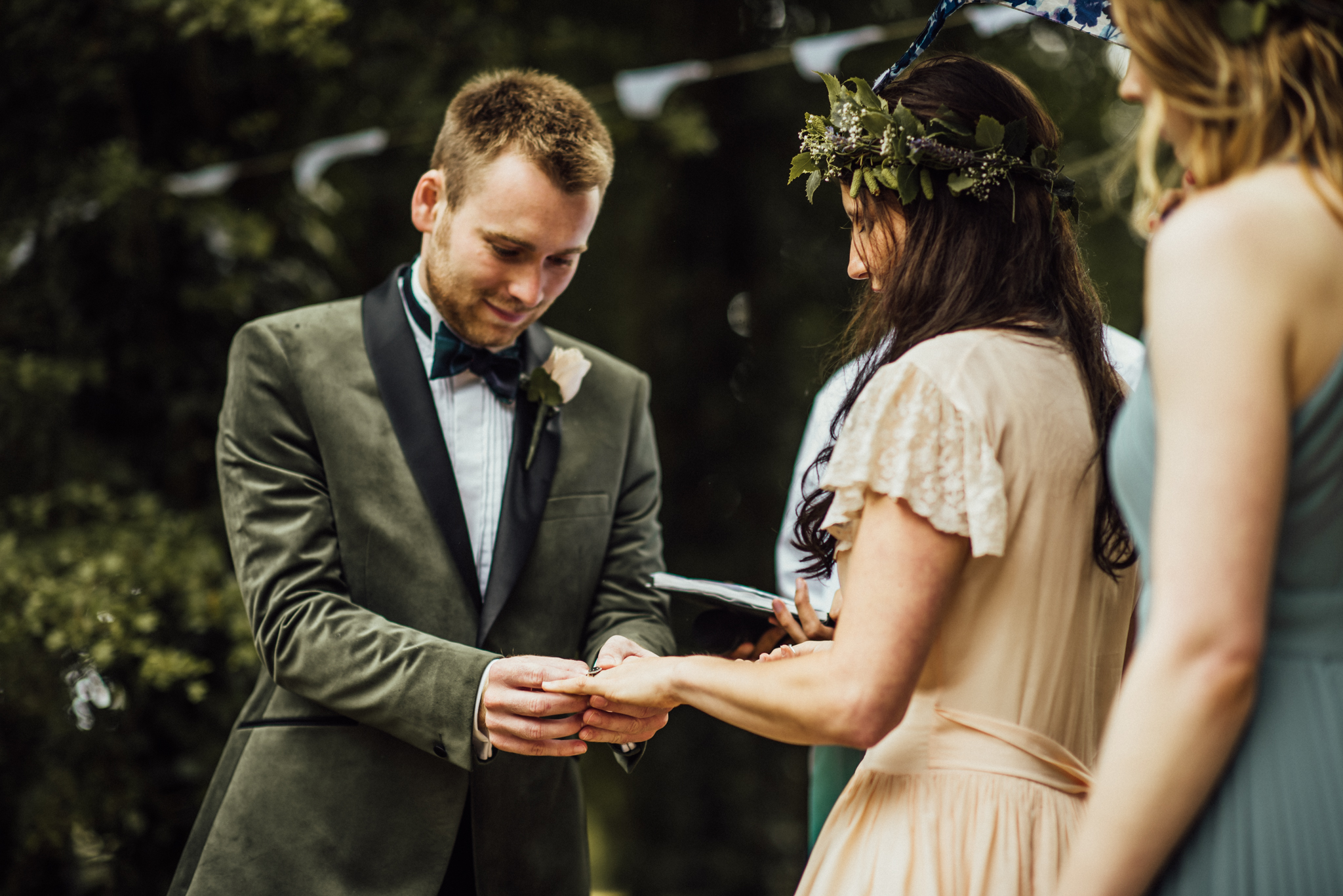 woodland wedding, rainy wedding, outdoor wedding ceremony, ring exchange