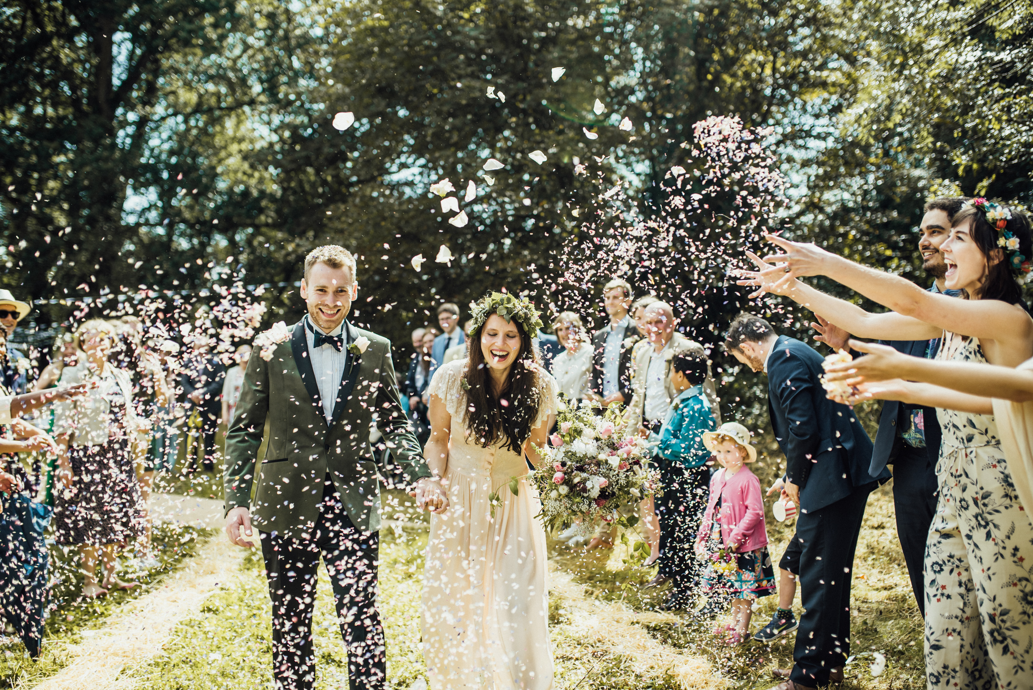  confetti, confetti shot, epic confetti, woodland wedding, rainy wedding, outdoor wedding ceremony
