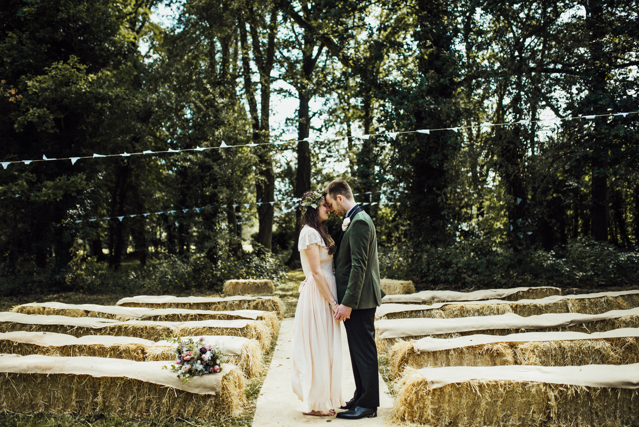bride and groom, forrest wedding, woodland wedding, rainy wedding, outdoor wedding ceremony